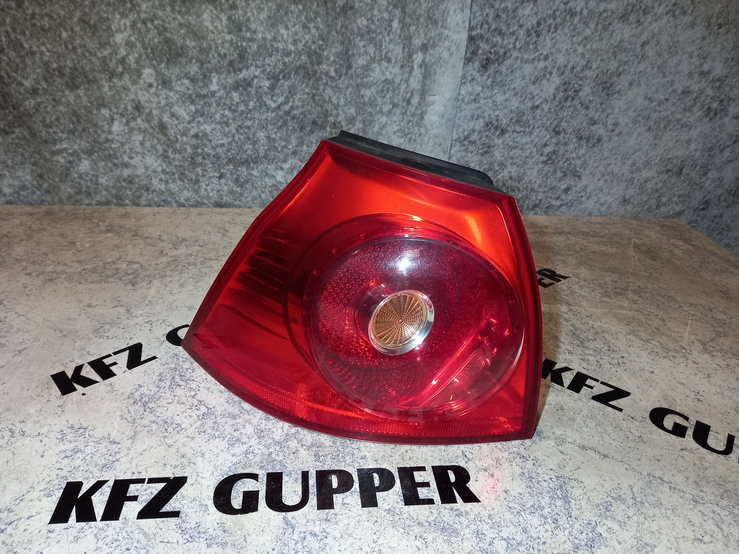 Rücklicht Links Außen mit Lampenträger VW Golf 5 BJ 2003-2010 Limousine