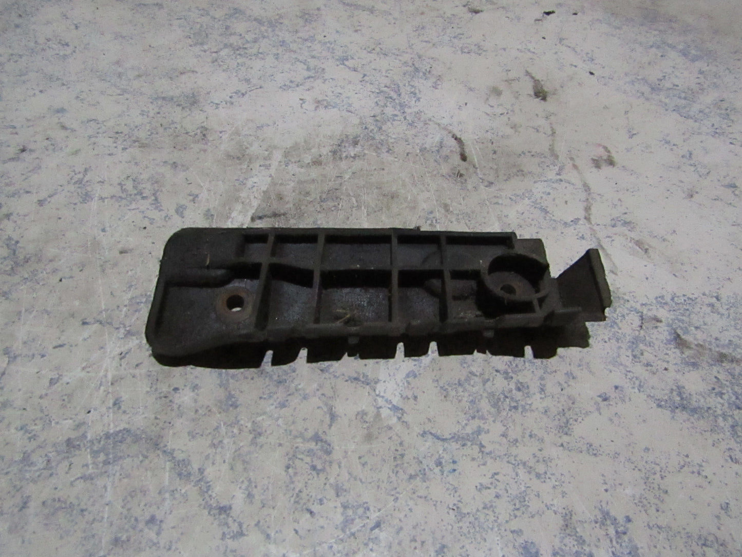 Audi A4 B6 Halter für Stoßstange rechts vorne 8E0807284A