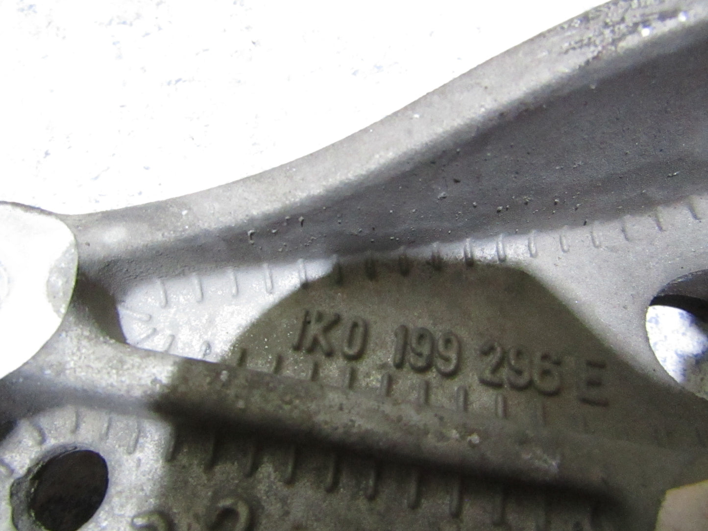 Querlenkerhalter vorne Rechts VW Golf 5 / Golf 6 / Jetta III / Audi A3 8P 1K0199296E