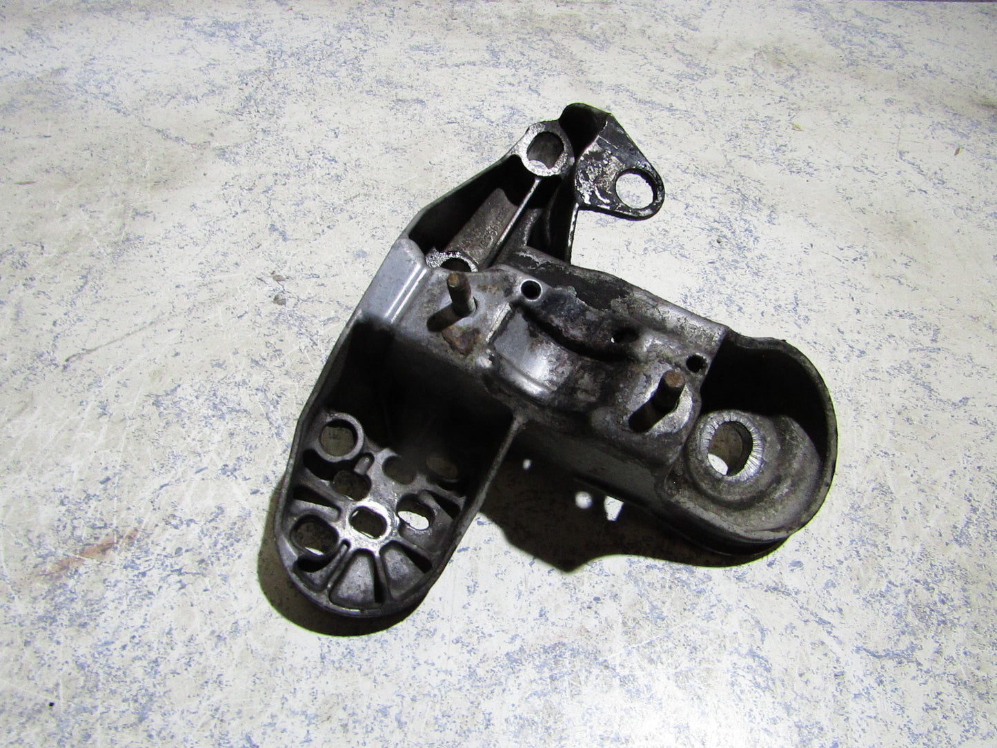 VW Passat 3BG Motoraufhängung Motorhalter 8E0199351