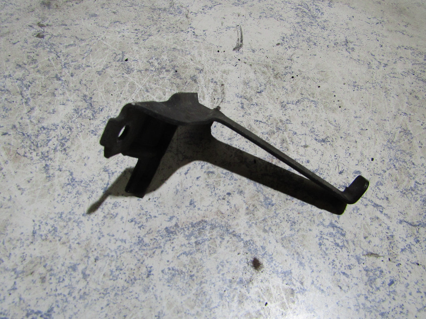 VW Passat 3BG Batterie Befestigung 8D1803123D