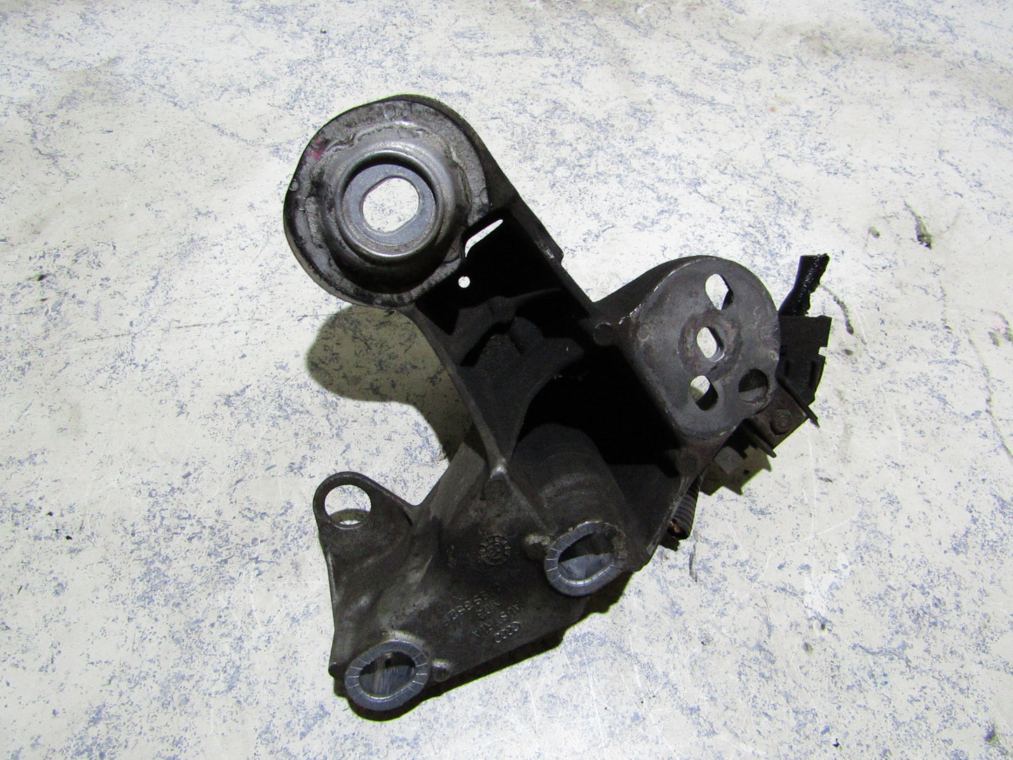 Motorhalter 8E0199352F