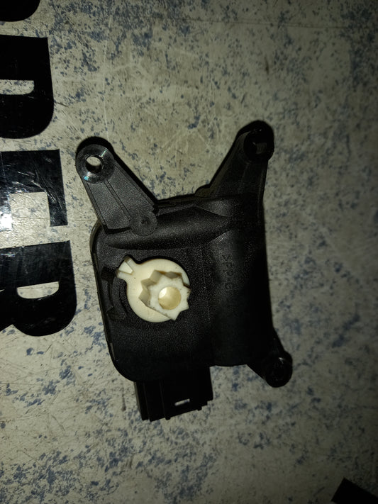 Antriebsmotor Klappe Heizung VW Golf 5 BJ 2003-2010 0132801345